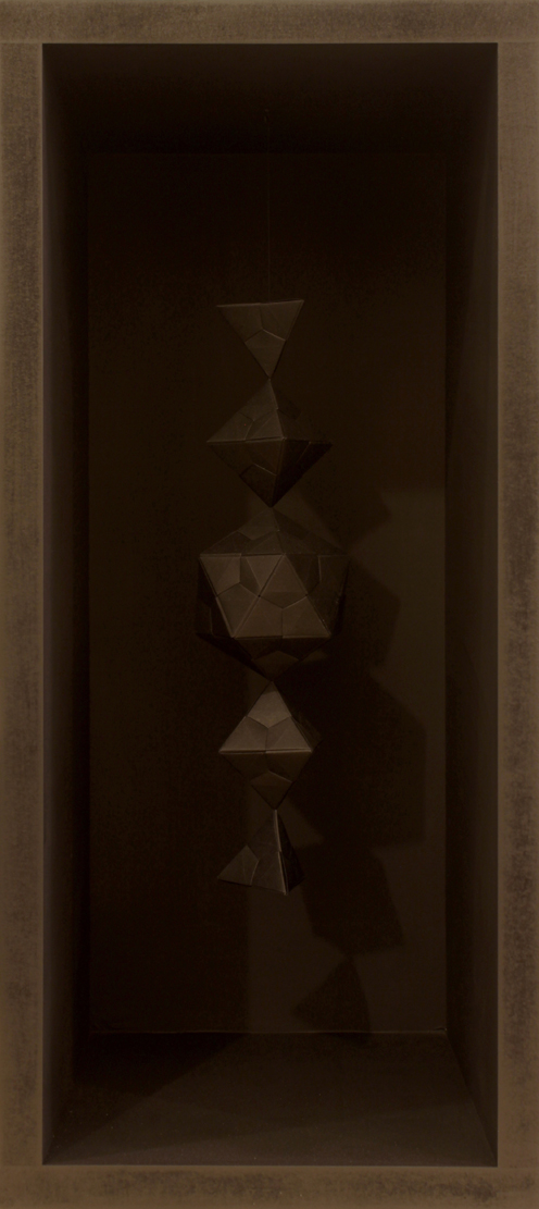 01-melencolia-2-2013-24x54x24-cm-origami-modulari-in-carta-nera-e-mdf-dipinto