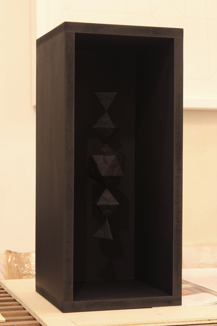 02-melencolia-2-2013-24x54x24-cm-origami-modulari-in-carta-nera-e-mdf-dipinto