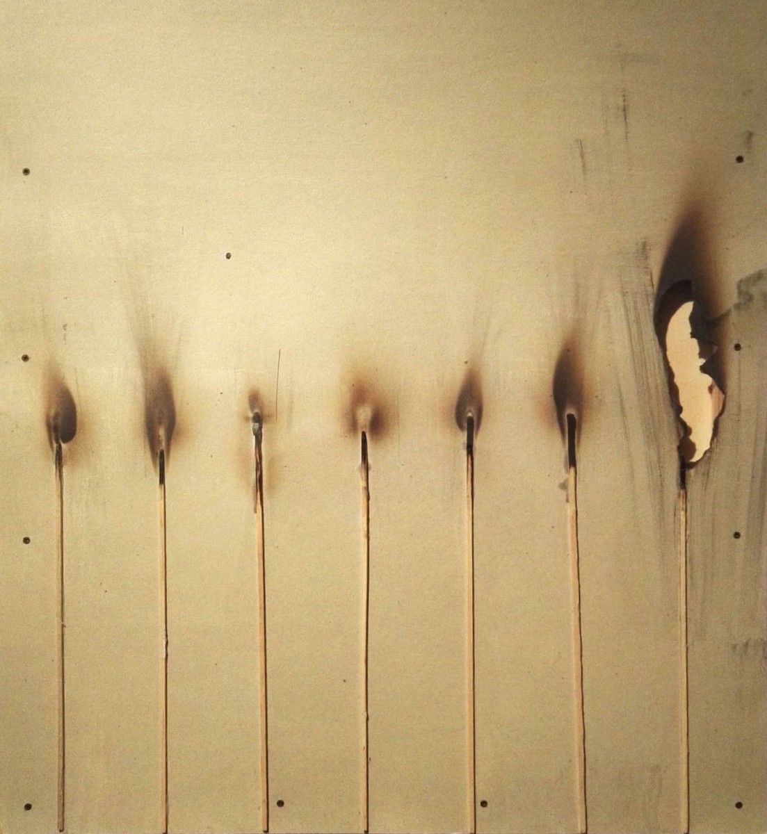Bernard-Aubertin-Dessin-de-feu-1974-fiammiferi-bruciati-su-cartone-55×65-cm